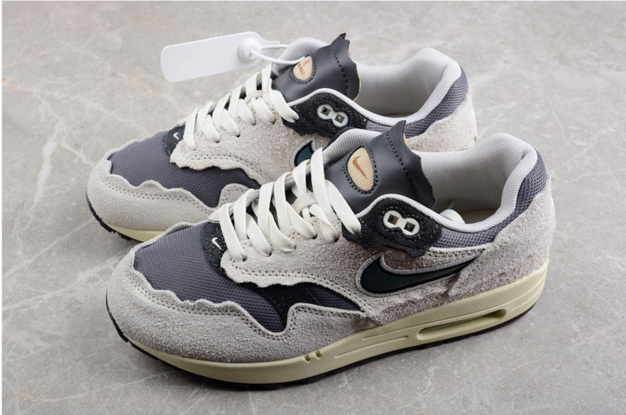 Les baskets Nike Air Max 1 sont iconiques pour leur style emblématique.retro incontournable pas cher. Le moins cher.exceptionnel