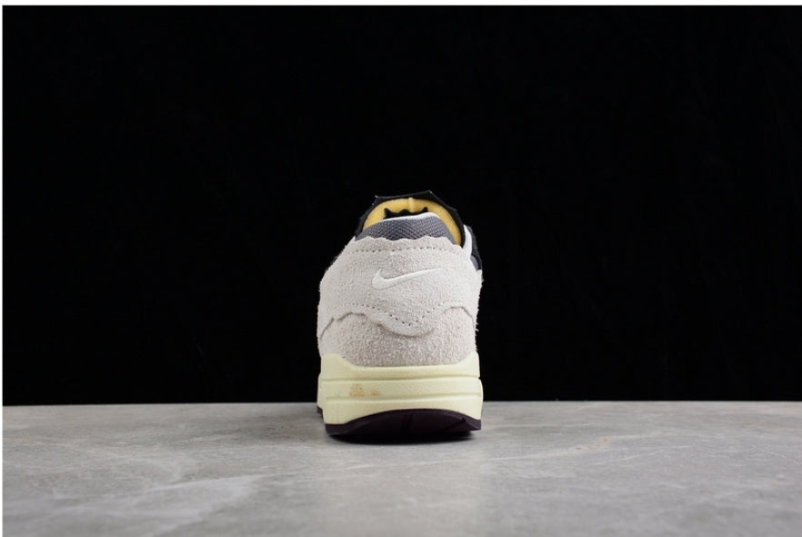 Les baskets Nike Air Max 1 sont iconiques pour leur style emblématique.retro incontournable pas cher. Le moins cher.exceptionnel