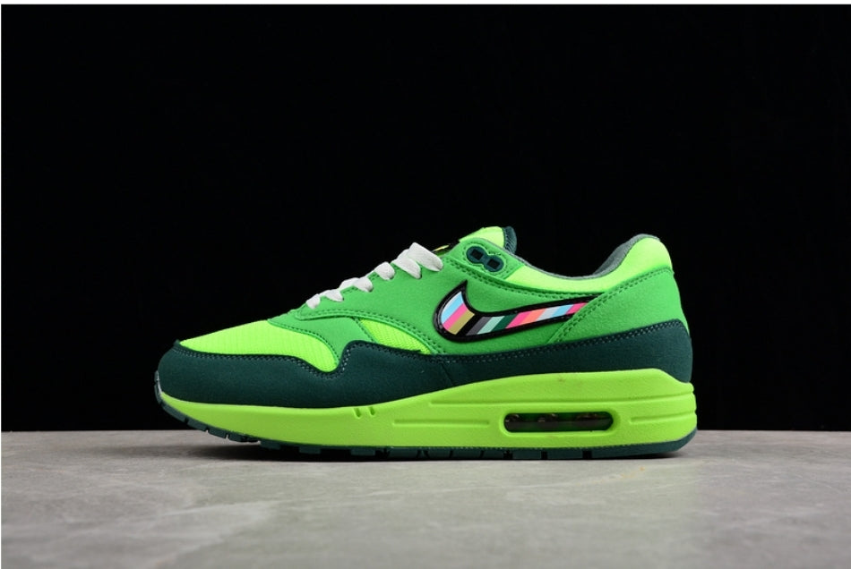 Les baskets Nike Air Max 1 sont iconiques pour leur style emblématique.retro incontournable pas cher. Le moins cher.exceptionnel