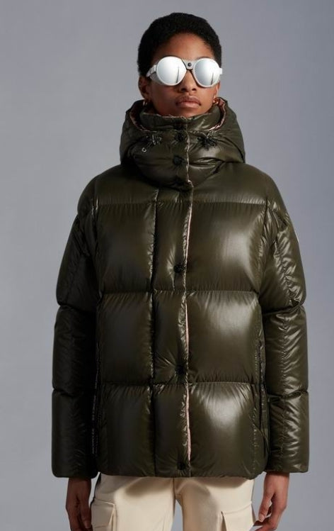 Les doudounes manteau Moncler Femme, ainsi que les Moncler Femme, incarnent un style et un raffinement incomparables.