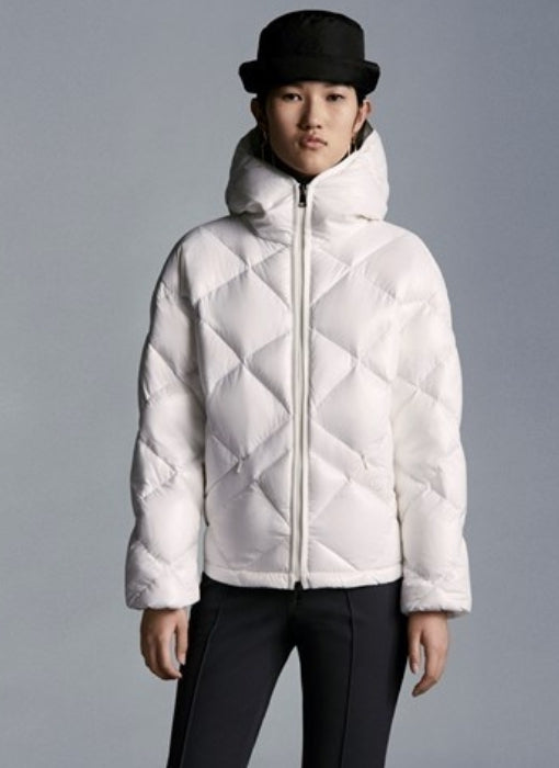 Les doudounes manteau Moncler Femme, ainsi que les Moncler Femme, incarnent un style et un raffinement incomparables.