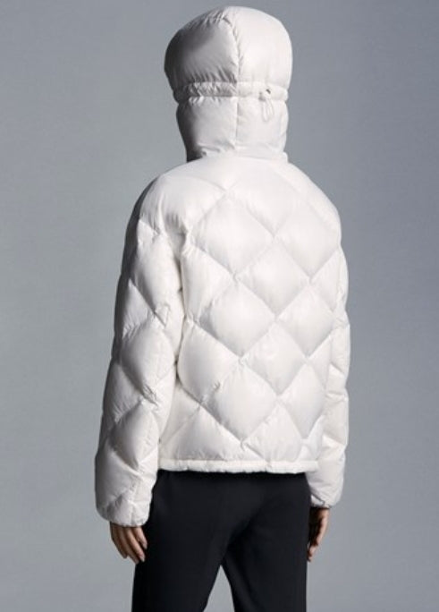 Les doudounes manteau Moncler Femme, ainsi que les Moncler Femme, incarnent un style et un raffinement incomparables.