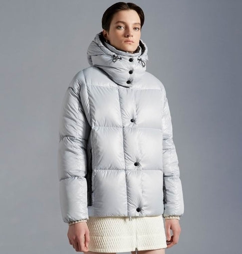 Les doudounes manteau Moncler Femme, ainsi que les Moncler Femme, incarnent un style et un raffinement incomparables.