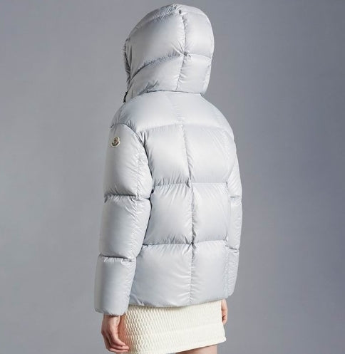 Les doudounes manteau Moncler Femme, ainsi que les Moncler Femme, incarnent un style et un raffinement incomparables.