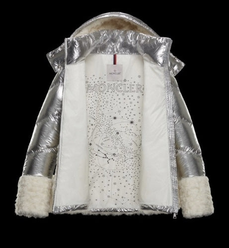 Les doudounes manteau Moncler Femme, ainsi que les Moncler Femme, incarnent un style et un raffinement incomparables.