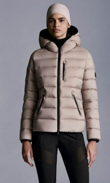 Les doudounes manteau Moncler Femme, ainsi que les Moncler Femme, incarnent un style et un raffinement incomparables.