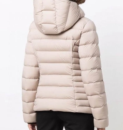 Les doudounes manteau Moncler Femme, ainsi que les Moncler Femme, incarnent un style et un raffinement incomparables.