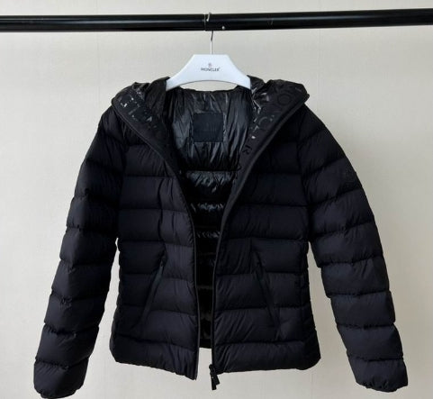 Les doudounes manteau Moncler Femme, ainsi que les Moncler Femme, incarnent un style et un raffinement incomparables.