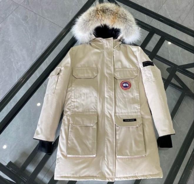 la Doudoune Canada G00se Femme est un témoignage de l'engagement de Canada G00se à combiner style,