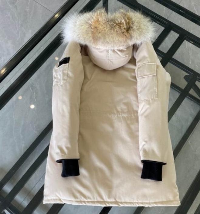 Résultat de l'évolution emblématique de la marque Canada G00se Femme, la Doudoune Canada G00se Femme est un témoignage de l'engagement de Canada G00se à combiner style,