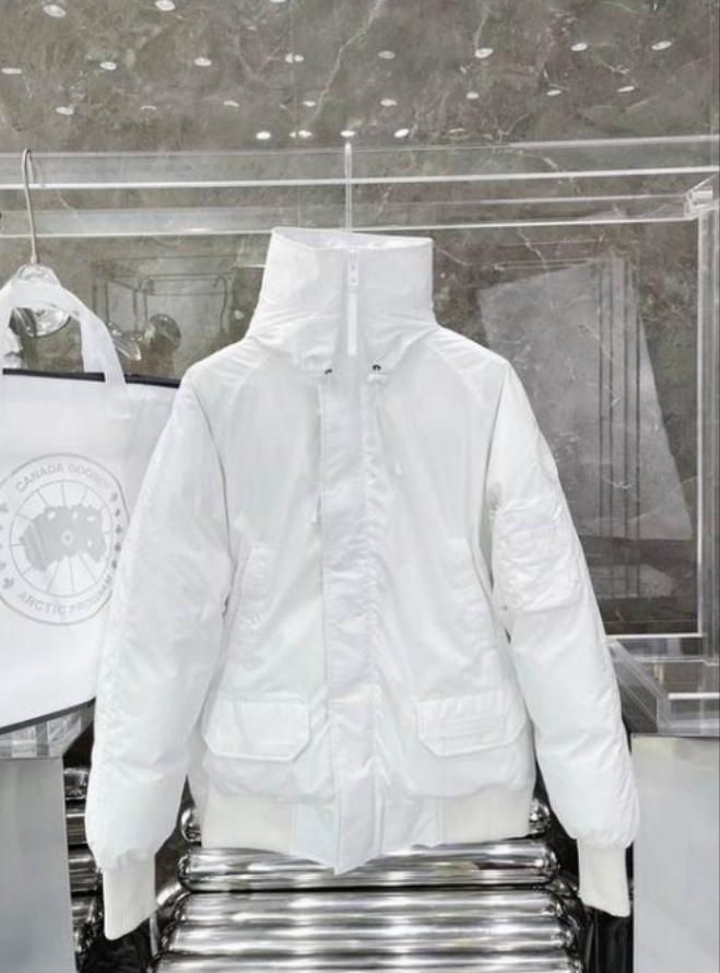 Résultat de l'évolution emblématique de la marque Canada G00se Femme, la Doudoune Canada G00se Femme est un témoignage de l'engagement de Canada G00se à combiner style,