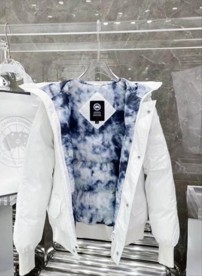 Résultat de l'évolution emblématique de la marque Canada G00se Femme, la Doudoune Canada G00se Femme est un témoignage de l'engagement de Canada G00se à combiner style,