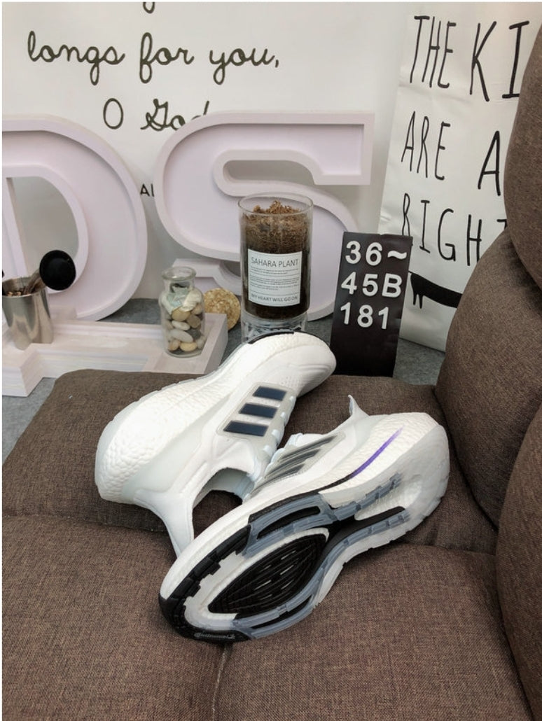 Les baskets Adidas UltraBoost 21 allient performance révolutionnaire et style incomparable.incontournable exceptionnel inoubliable.