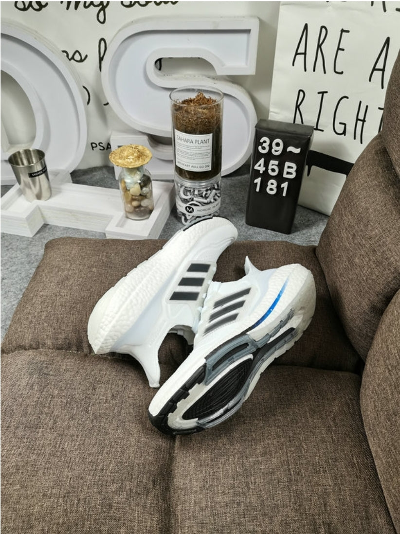 Les baskets Adidas UltraBoost 21 allient performance révolutionnaire et style incomparable.incontournable exceptionnel inoubliable.