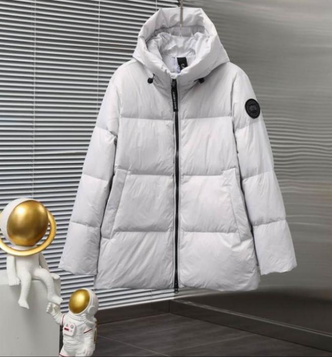 Résultat de l'évolution emblématique de la marque Canada Goose, la doudoune Canada Goose Parka Femme est un témoignage de l'engagement de Canada Goose à combiner style,
