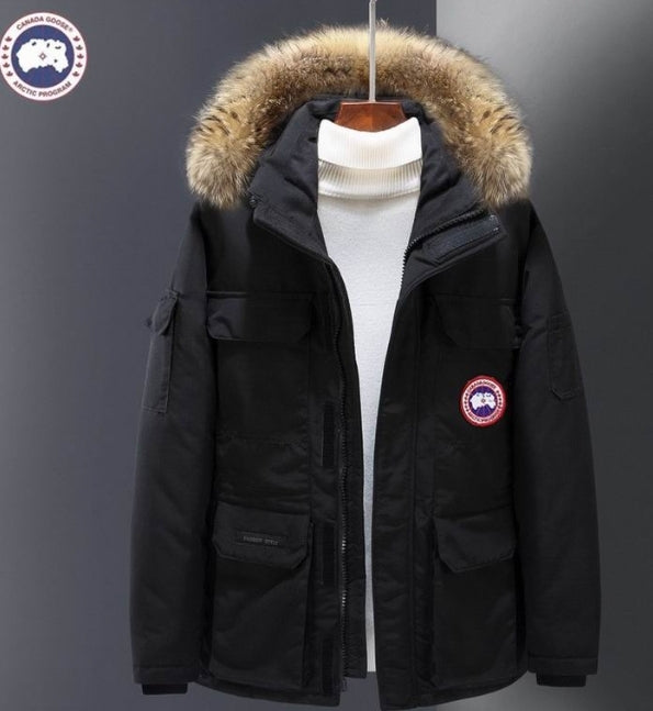 Résultat de l'évolution emblématique de la marque Canada Goose, la doudoune Canada Goose Parka Femme est un témoignage de l'engagement de Canada Goose à combiner style,