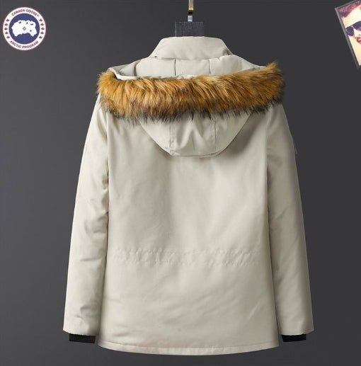 Résultat de l'évolution emblématique de la marque Canada Goose, la doudoune Canada Goose Parka Femme est un témoignage de l'engagement de Canada Goose à combiner style,
