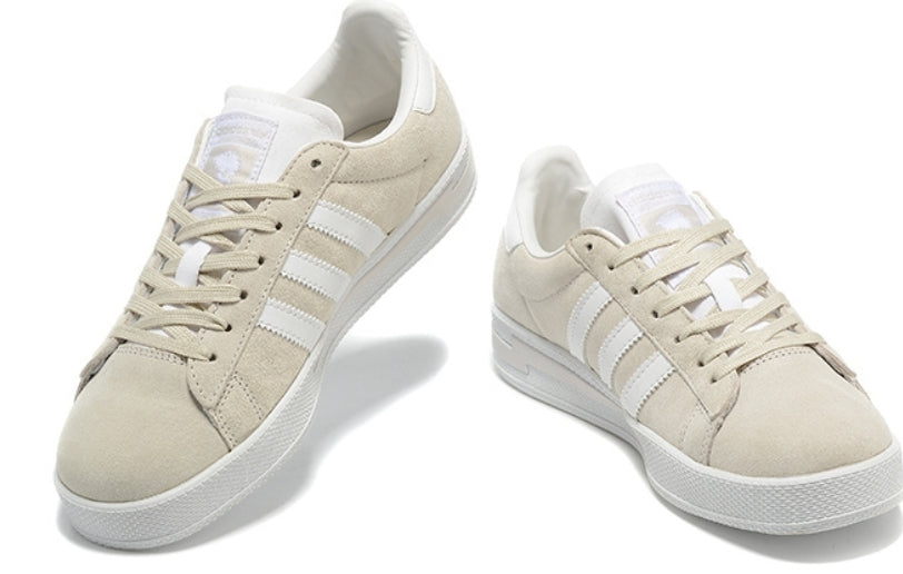 Les Adidas Campus INVINCIBLE Neighborhood Beige incarnent l'essence du style urbain et de la collaboration créative.