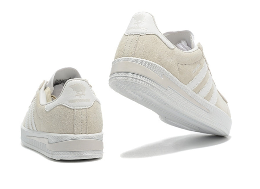 Les Adidas Campus INVINCIBLE Neighborhood Beige incarnent l'essence du style urbain et de la collaboration créative.
