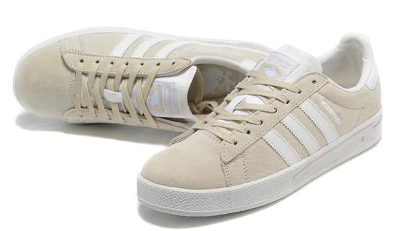Les Adidas Campus INVINCIBLE Neighborhood Beige incarnent l'essence du style urbain et de la collaboration créative.