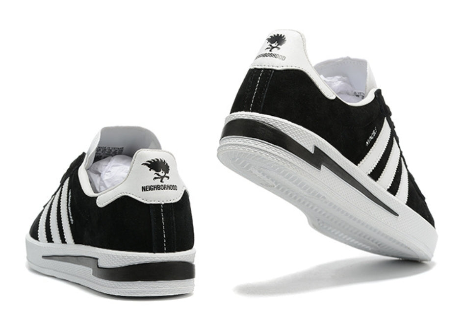 Les Adidas Campus INVINCIBLE Neighborhood Beige incarnent l'essence du style urbain et de la collaboration créative.