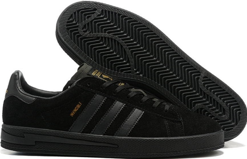 Les Baskets Adidas Campus INVINCIBLE Neighborhood Black Gold .se distingue par des détails subtils comme les surpiqûres contrastées.