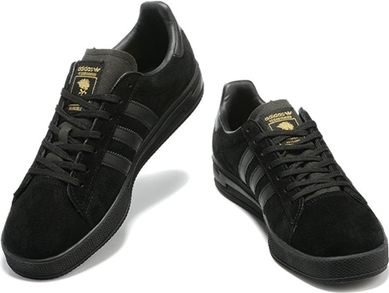 Les Baskets Adidas Campus INVINCIBLE Neighborhood Black Gold .se distingue par des détails subtils comme les surpiqûres contrastées.