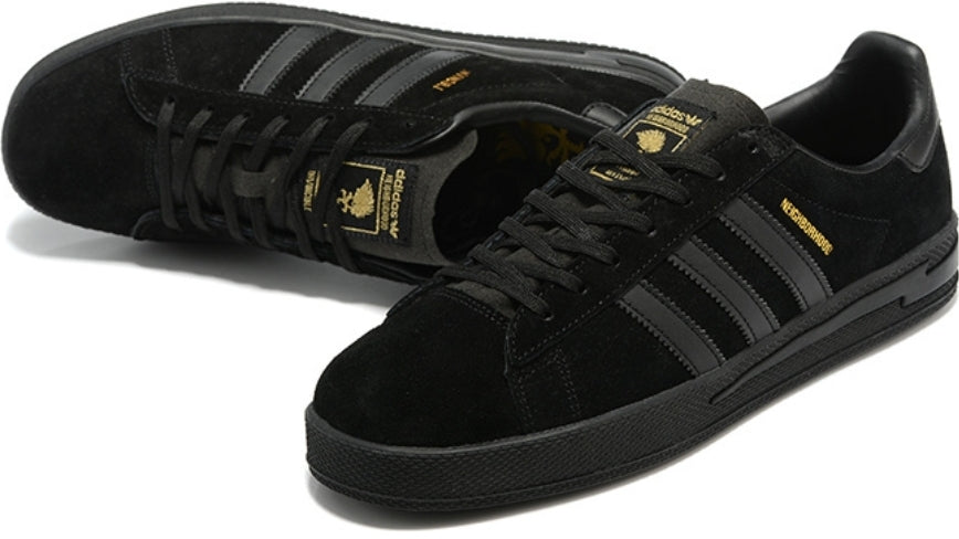 Les Baskets Adidas Campus INVINCIBLE Neighborhood Black Gold .se distingue par des détails subtils comme les surpiqûres contrastées.