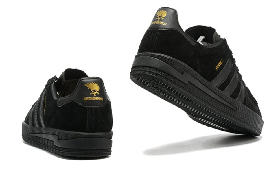 Les Baskets Adidas Campus INVINCIBLE Neighborhood Black Gold .se distingue par des détails subtils comme les surpiqûres contrastées.