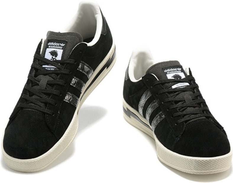 Le design des Baskets Adidas Campus INVINCIBLE Neighborhood black White se distingue par des détails subtils comme les surpiqûres contrastées et les perforations stratégiquement placées.