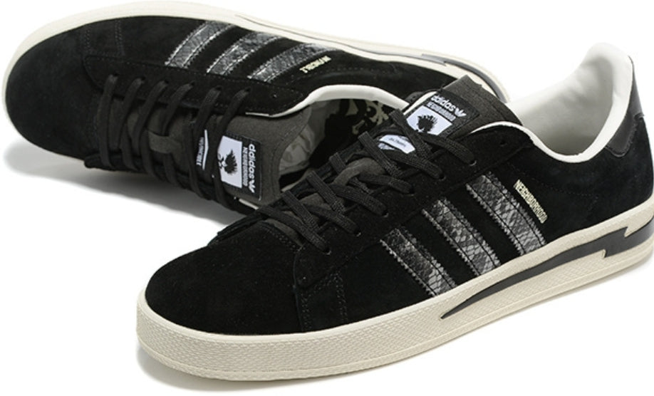 Le design des Baskets Adidas Campus INVINCIBLE Neighborhood black White se distingue par des détails subtils comme les surpiqûres contrastées et les perforations stratégiquement placées.