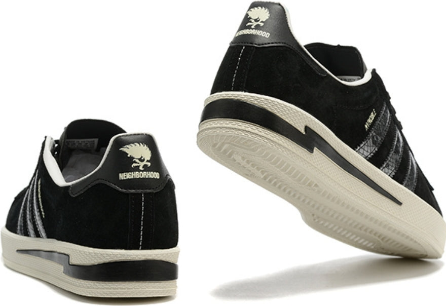 Le design des Baskets Adidas Campus INVINCIBLE Neighborhood black White se distingue par des détails subtils comme les surpiqûres contrastées et les perforations stratégiquement placées.