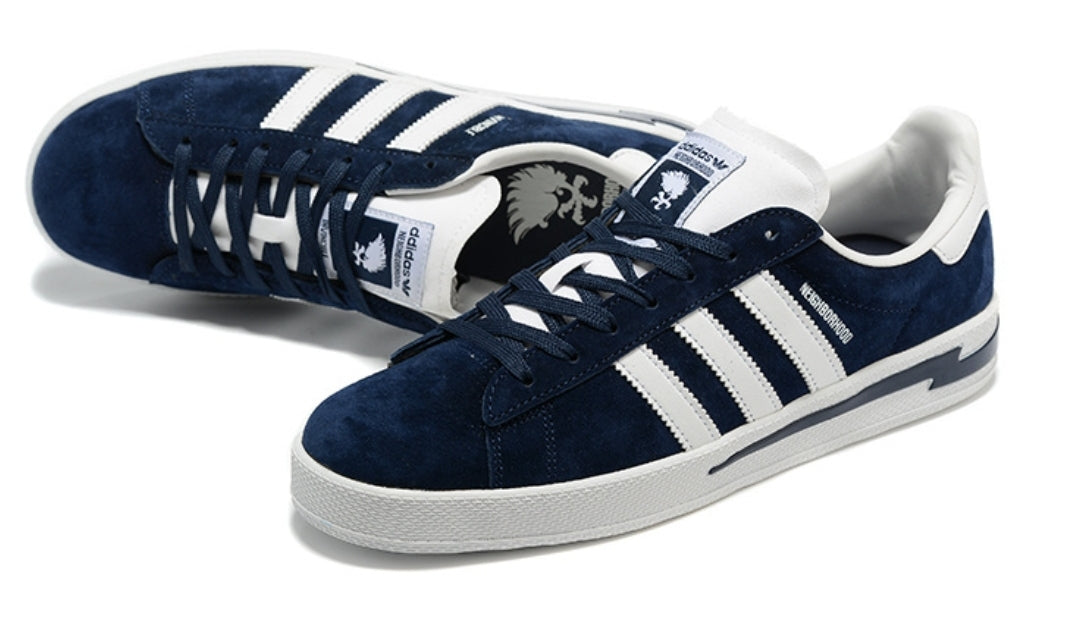 Les Baskets Adidas Campus INVINCIBLE Neighborhood BLACK/WHITE/SNAKESKIN.se distingue par des détails subtils comme les surpiqûres contrastées.