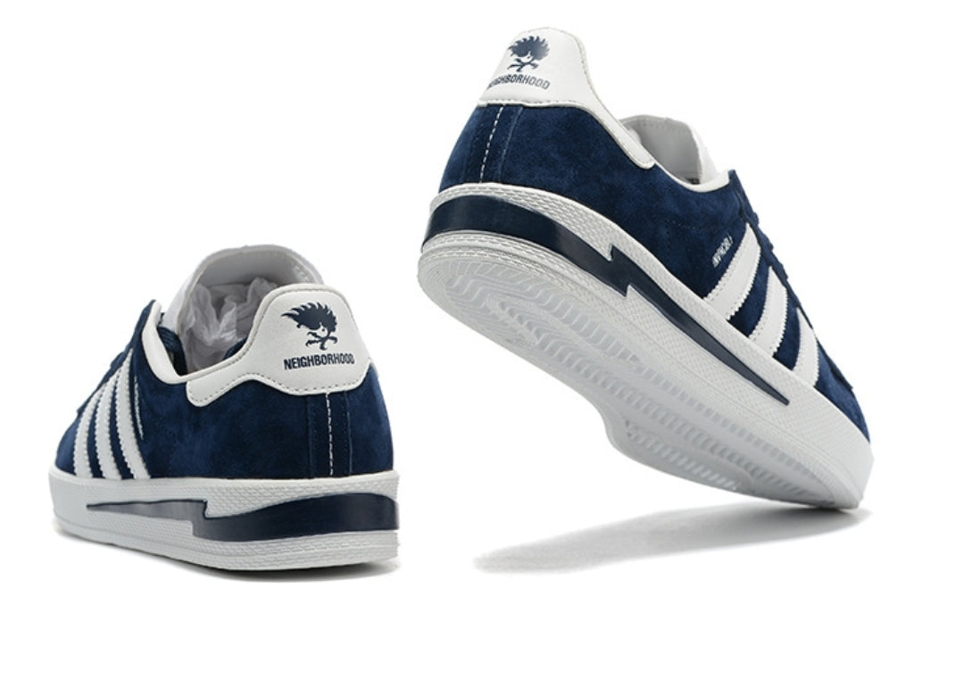 Les Baskets Adidas Campus INVINCIBLE Neighborhood BLACK/WHITE/SNAKESKIN.se distingue par des détails subtils comme les surpiqûres contrastées.