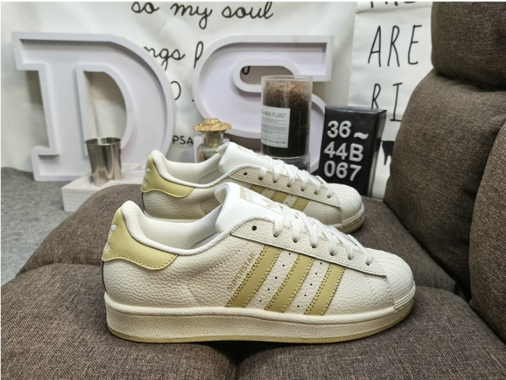 Les baskets Adidas Originals Superstar allient style rétro et confort moderne. Leur silhouette classique à bout et leur emblématique