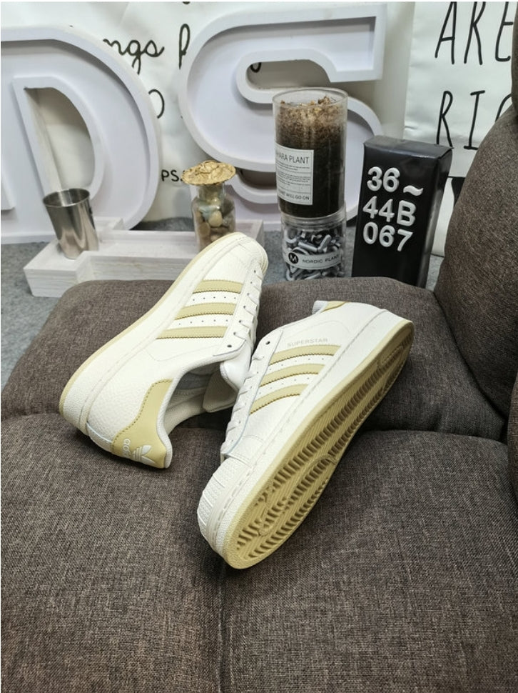 Les baskets Adidas Originals Superstar allient style rétro et confort moderne. Leur silhouette classique à bout et leur emblématique