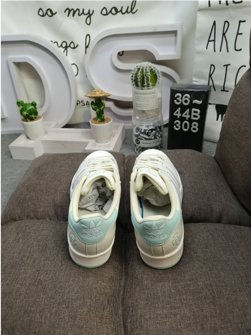 Les baskets Adidas Originals Superstar allient style rétro et confort moderne. Leur silhouette classique à bout et leur emblématique.