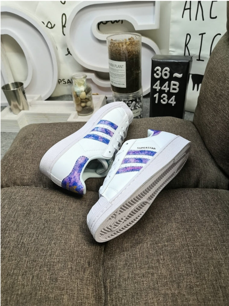 Les baskets Adidas Originals Superstar allient style rétro et confort moderne. Leur silhouette classique à bout et leur emblématique.