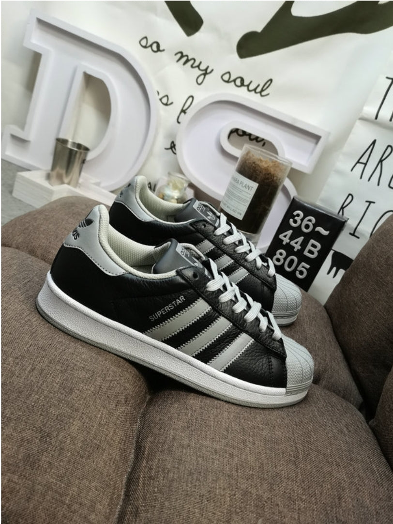 Les baskets Adidas Originals Superstar allient style rétro et confort moderne. Leur silhouette classique à bout et leur emblématique.