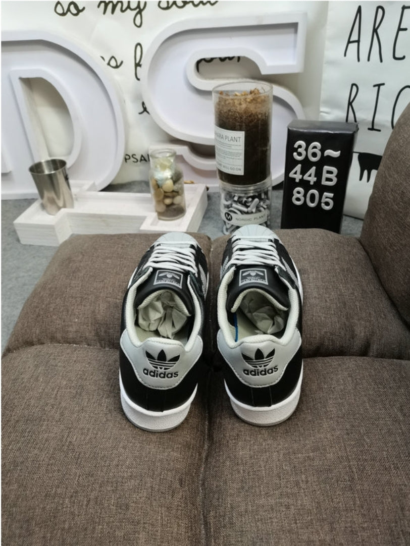 Les baskets Adidas Originals Superstar allient style rétro et confort moderne. Leur silhouette classique à bout et leur emblématique.