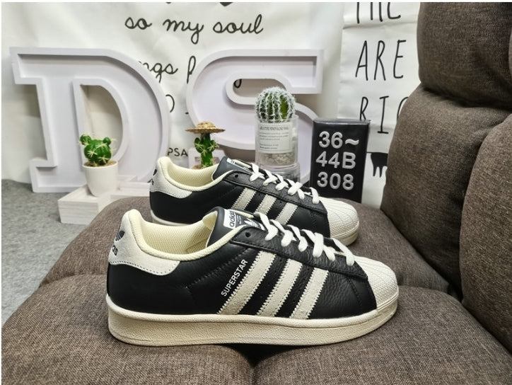 Les baskets Adidas Originals Superstar allient style rétro et confort moderne. Leur silhouette classique à bout et leur emblématique.