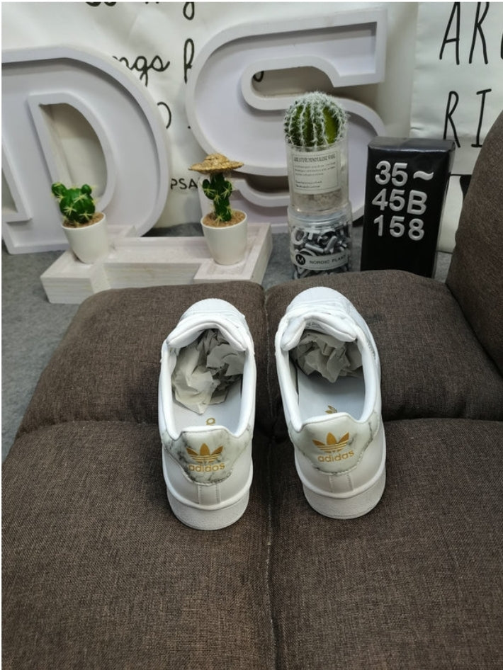 Les baskets Adidas Originals Superstar allient style rétro et confort moderne. Leur silhouette classique à bout et leur emblématique.
