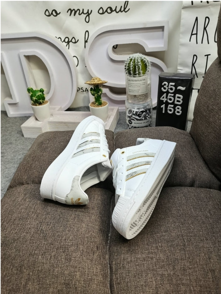 Les baskets Adidas Originals Superstar allient style rétro et confort moderne. Leur silhouette classique à bout et leur emblématique.