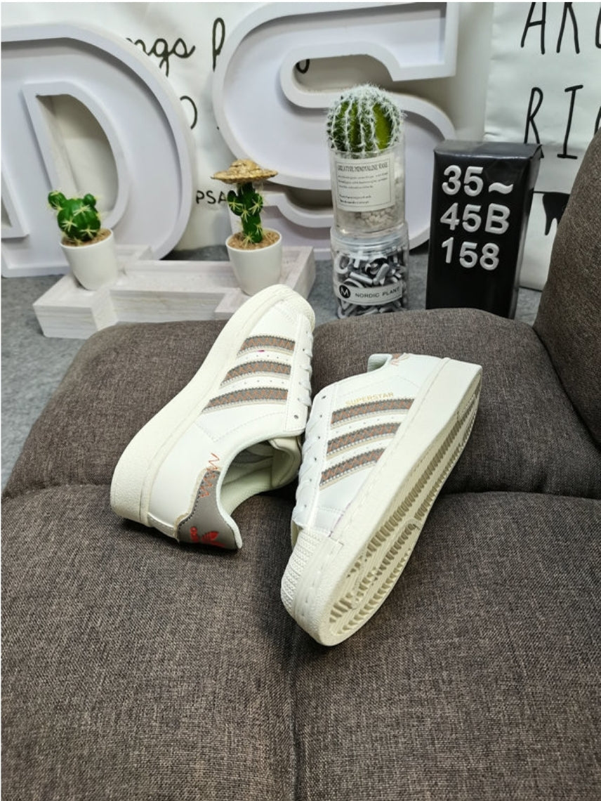 Les baskets Adidas Originals Superstar allient style rétro et confort moderne. Leur silhouette classique à bout et leur emblématique.