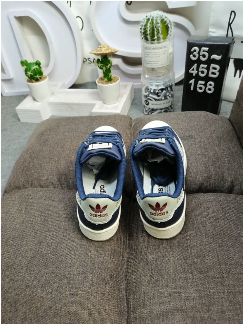 Les baskets Adidas Originals Superstar allient style rétro et confort moderne. Leur silhouette classique à bout et leur emblématique.