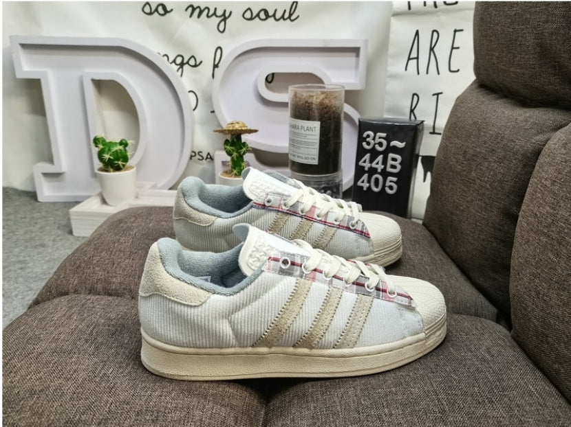 Les baskets Adidas Originals Superstar allient style rétro et confort moderne. Leur silhouette classique à bout et leur emblématique.