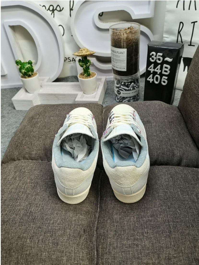 Les baskets Adidas Originals Superstar allient style rétro et confort moderne. Leur silhouette classique à bout et leur emblématique.