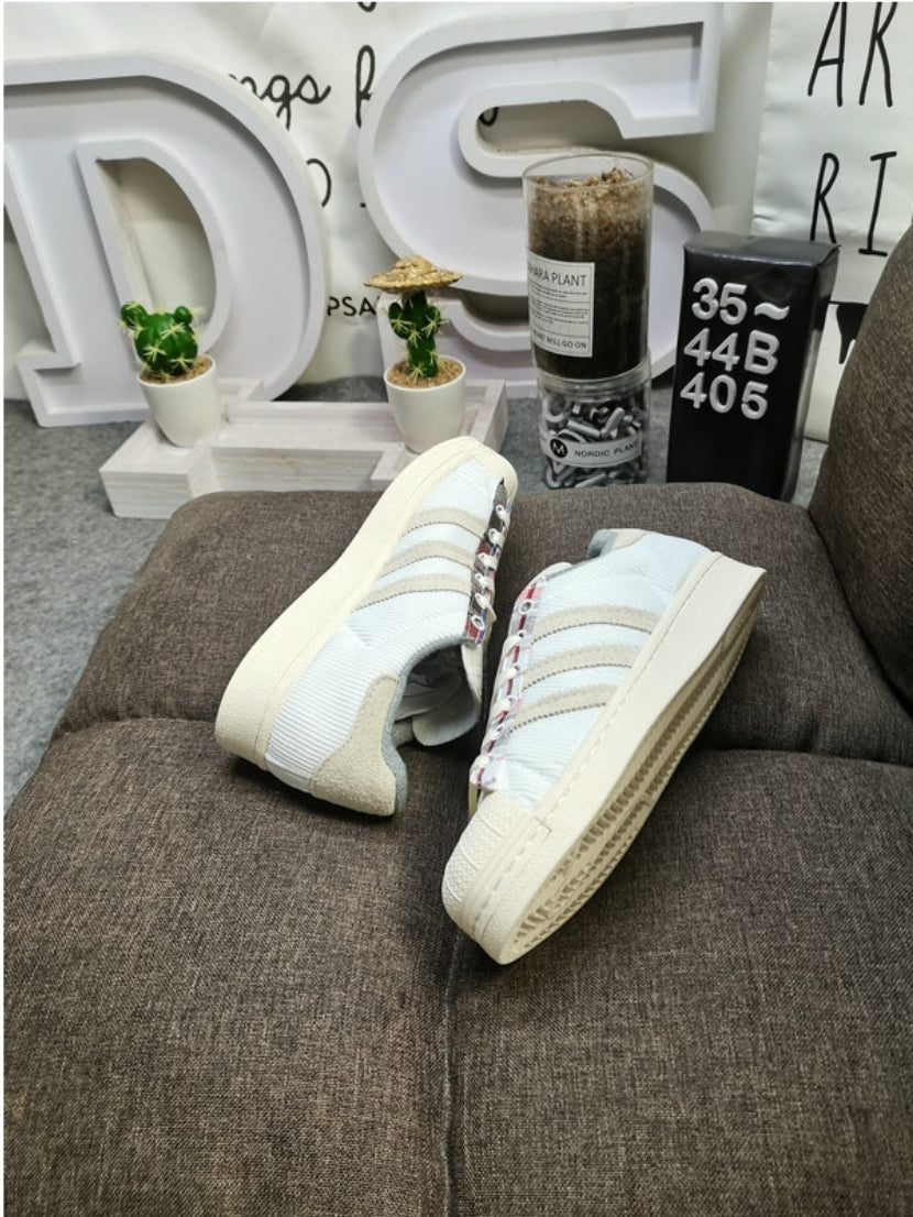 Les baskets Adidas Originals Superstar allient style rétro et confort moderne. Leur silhouette classique à bout et leur emblématique.