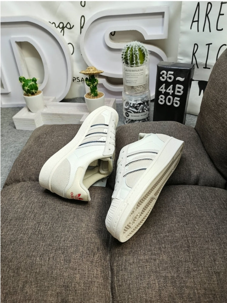 Les baskets Adidas Originals Superstar allient style rétro et confort moderne. Leur silhouette classique à bout et leur emblématique.