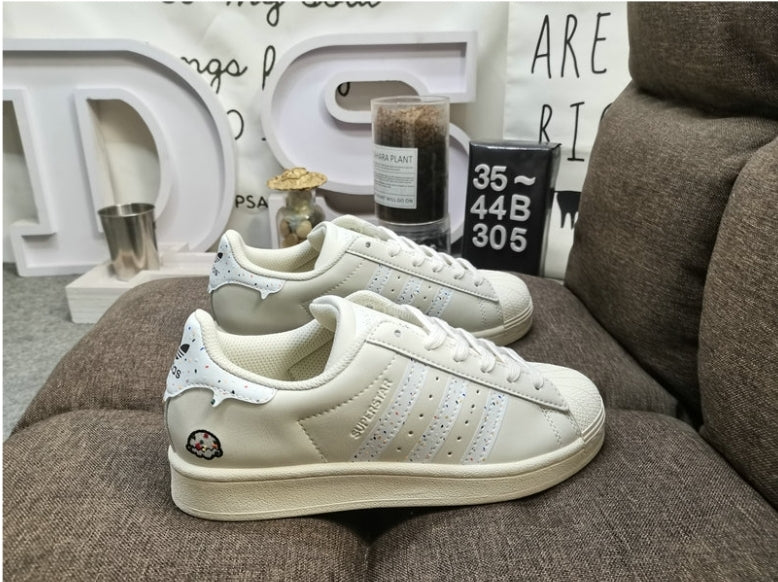 Les baskets Adidas Originals Superstar allient style rétro et confort moderne. Leur silhouette classique à bout et leur emblématique.